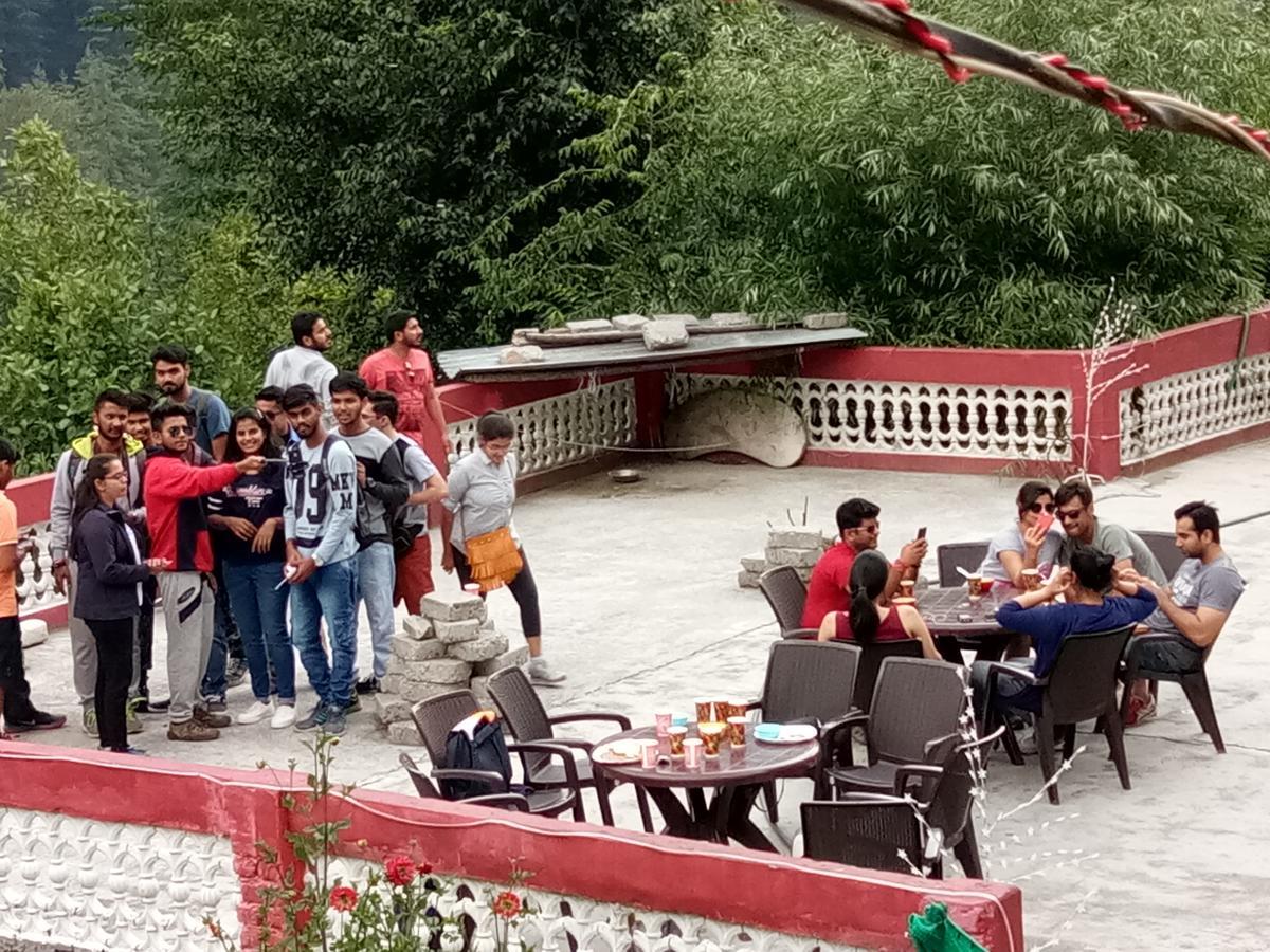 Moksha Hotel Kasol Eksteriør billede