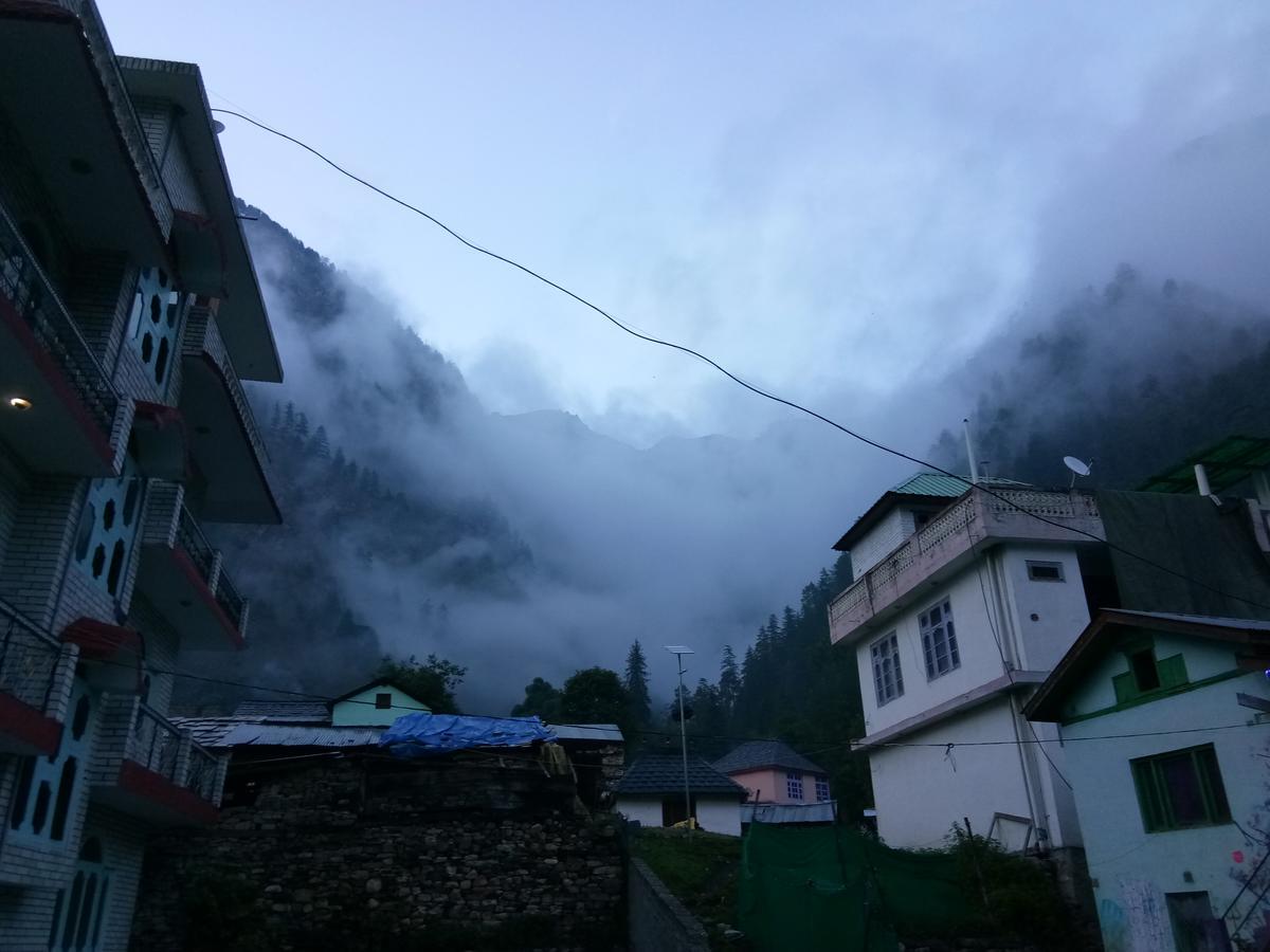 Moksha Hotel Kasol Eksteriør billede